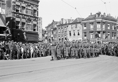 831625 Afbeelding van de Memorial D-Day Parade met militairen van de 3rd Canadian Infantry Division in de Potterstraat ...
